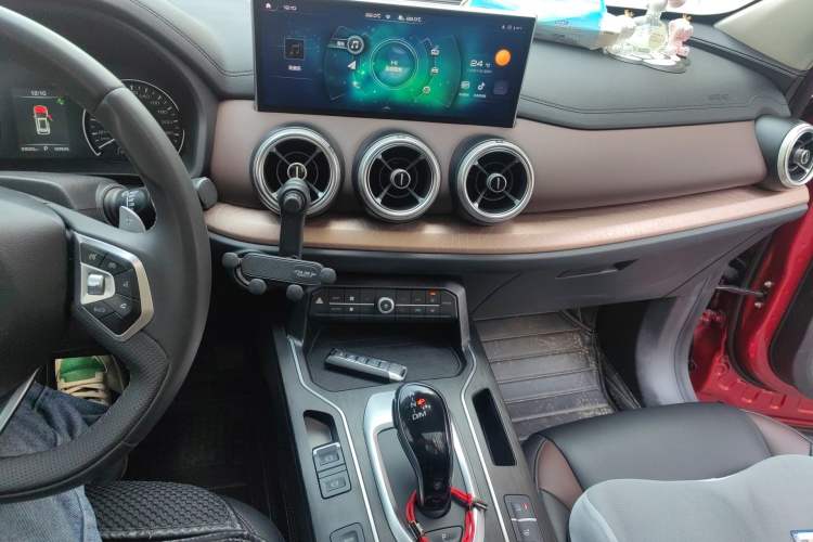 Used Wey VV5 2021 1.5T Two-Wheel Drive Color Pioneer Audio And AC Panel