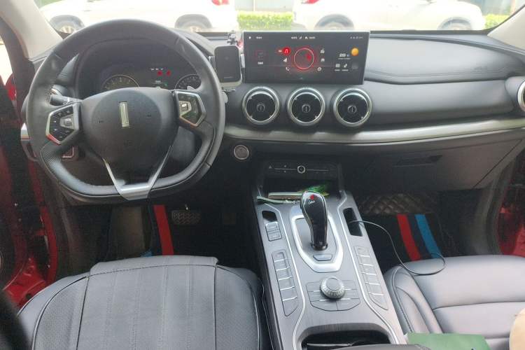 Used Wey VV5 2021 1.5T Two-Wheel Drive Color Pioneer Center Console