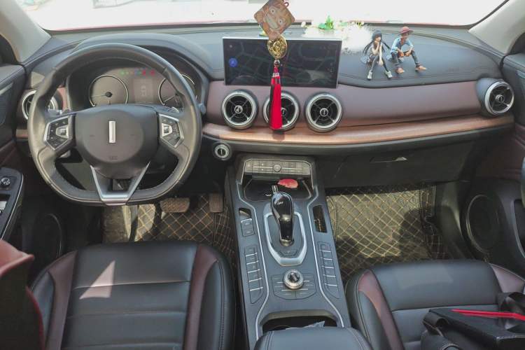 Used Wey VV5 2021 1.5T Two-Wheel Drive Color Pioneer Center Console