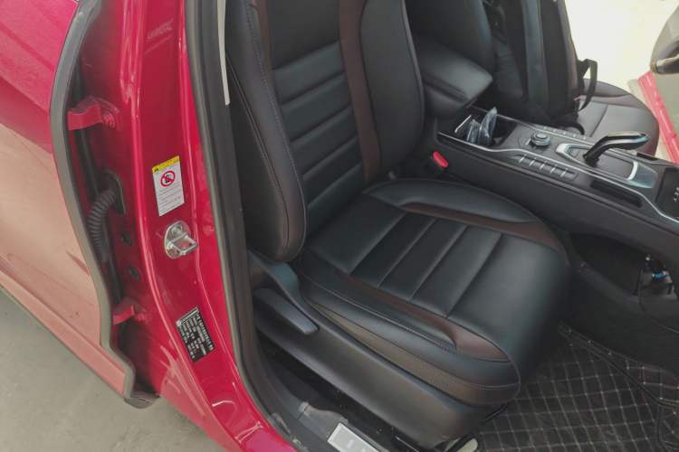 Used Wey VV5 2021 1.5T Two-Wheel Drive Color Pioneer Right Front Seat