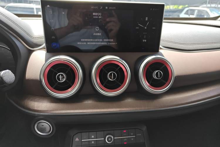 Used Wey VV5 2021 1.5T Two-Wheel Drive Color Pioneer Audio And AC Panel
