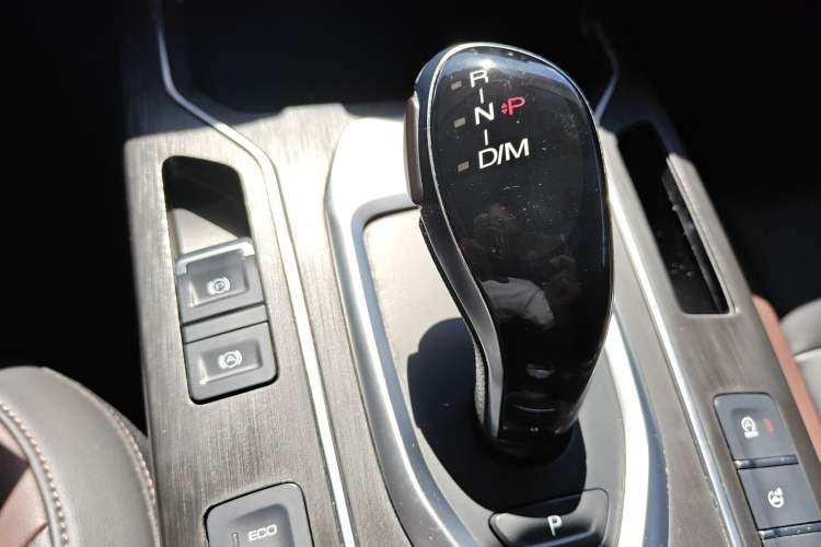 Used Wey VV5 2021 1.5T Two-Wheel Drive Color Pioneer Gear Lever