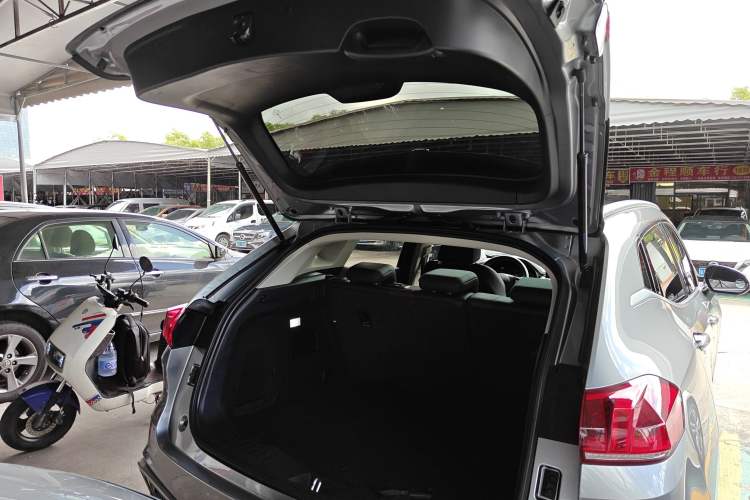 Used Wey VV5 2021 1.5T Two-Wheel Drive Color Pioneer Trunk