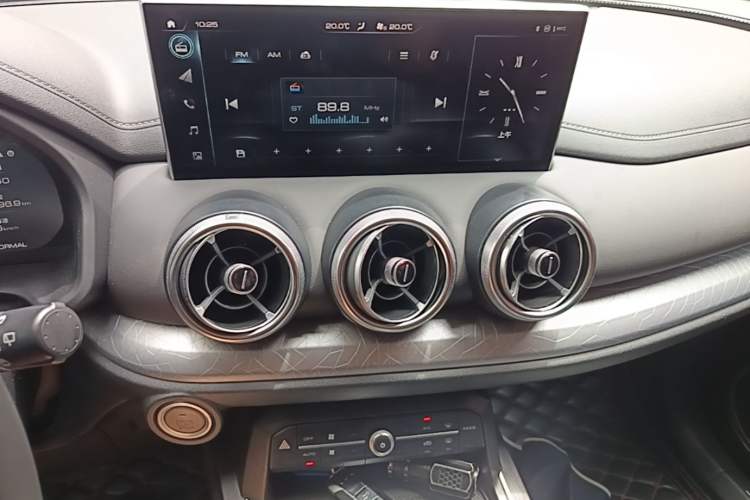 Used Wey VV5 2021 1.5T Two-Wheel Drive Smart Pioneer Audio And AC Panel