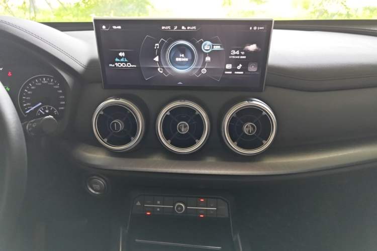 Used Wey VV5 2021 1.5T Two-Wheel Drive Color Pioneer Audio And AC Panel