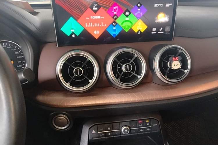 Used Wey VV5 2021 1.5T Two-Wheel Drive Color Pioneer Audio And AC Panel