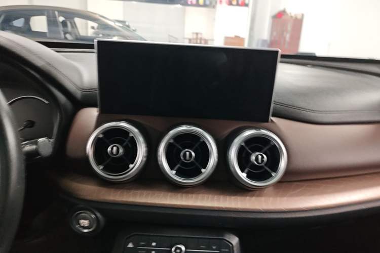 Used Wey VV5 2021 1.5T Two-Wheel Drive Color Pioneer Audio And AC Panel