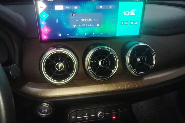 Used Wey VV5 2021 1.5T Two-Wheel Drive Smart Pioneer Audio And AC Panel
