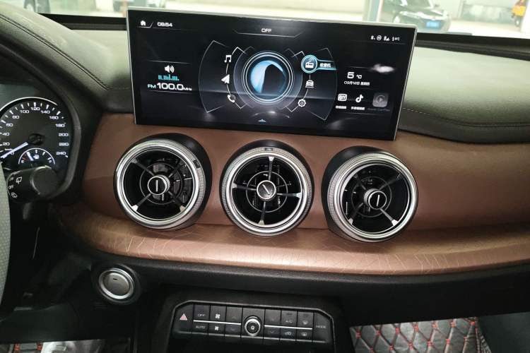 Used Wey VV5 2021 1.5T Two-Wheel Drive Color Pioneer Audio And AC Panel