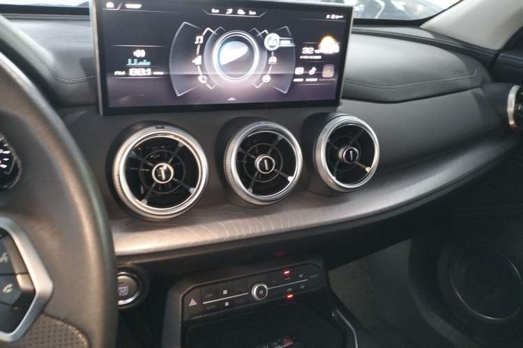 Used Wey VV5 2021 1.5T Two-Wheel Drive Color Pioneer Audio And AC Panel