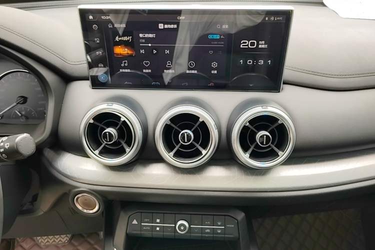 Used Wey VV5 2021 1.5T Two-Wheel Drive Color Pioneer Audio And AC Panel