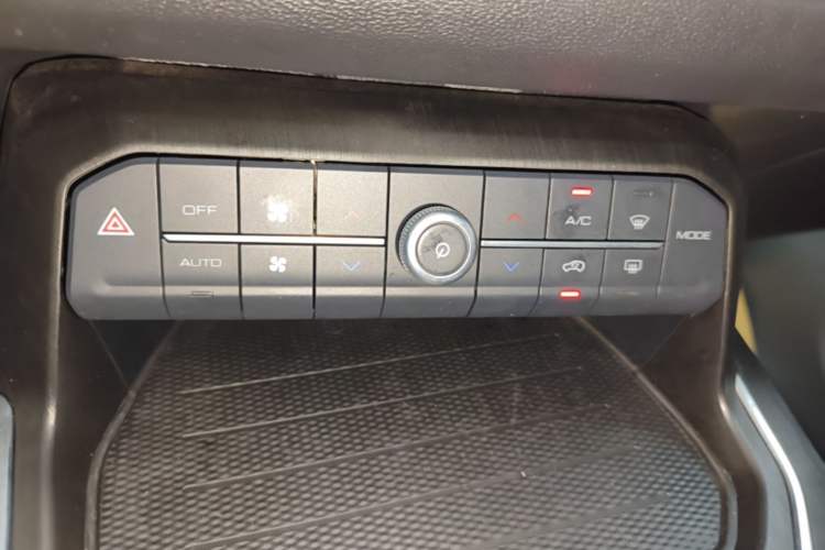 Used Wey VV5 2021 1.5T Two-Wheel Drive Color Pioneer Audio And AC Panel