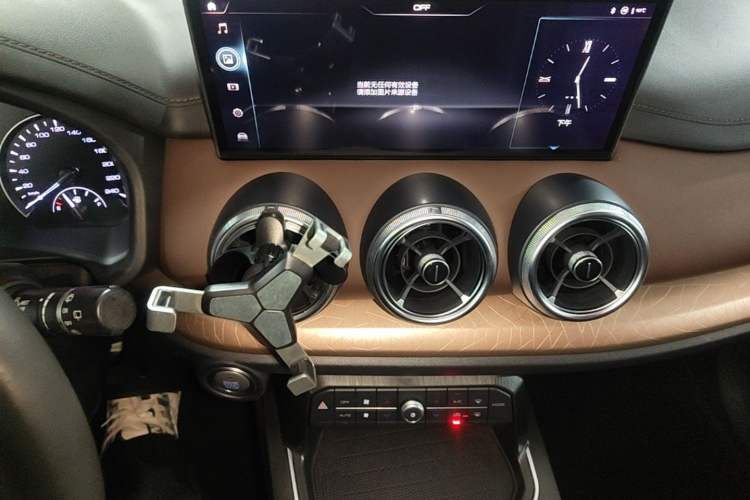 Used Wey VV5 2021 1.5T Two-Wheel Drive Color Pioneer Audio And AC Panel