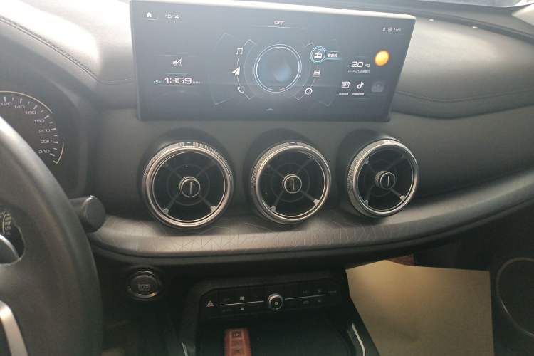 Used Wey VV5 2021 1.5T Two-Wheel Drive Color Pioneer Audio And AC Panel
