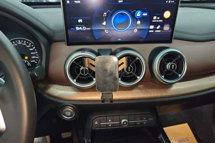 Used Wey VV5 2021 1.5T Two-Wheel Drive Color Pioneer Audio And AC Panel