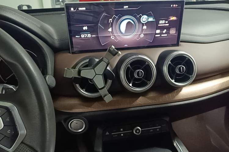 Used Wey VV5 2021 1.5T Two-Wheel Drive Color Pioneer Audio And AC Panel