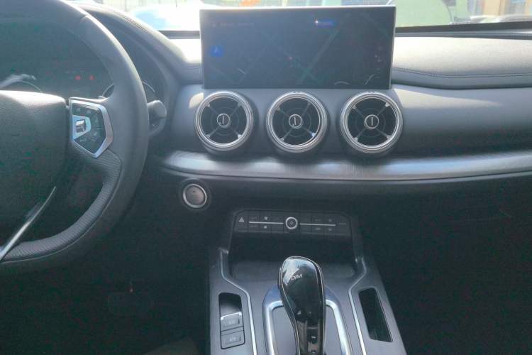 Used Wey VV5 2021 1.5T Two-Wheel Drive Color Pioneer Audio And AC Panel