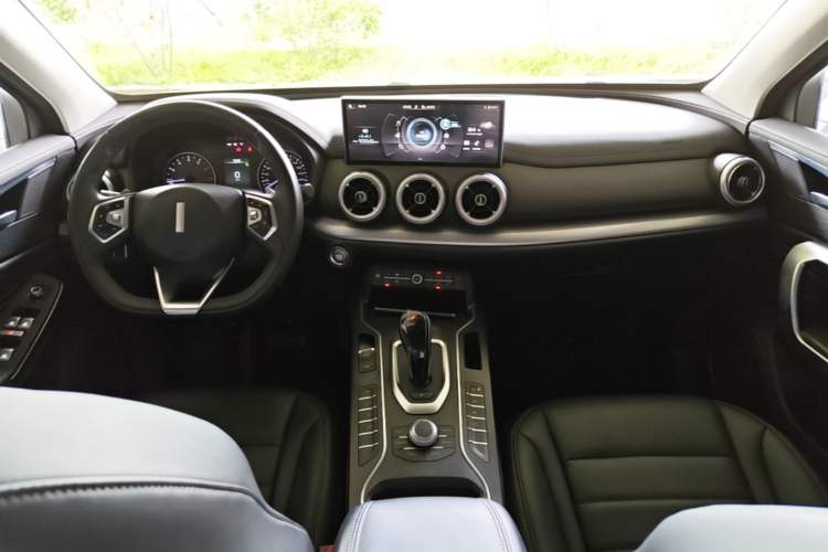 Used Wey VV5 2021 1.5T Two-Wheel Drive Color Pioneer Center Console