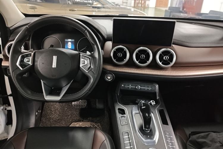 Used Wey VV5 2021 1.5T Two-Wheel Drive Color Pioneer Center Console
