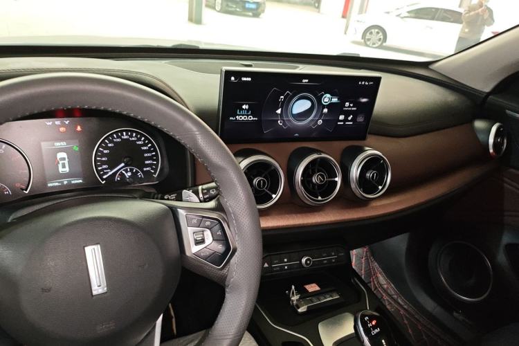 Used Wey VV5 2021 1.5T Two-Wheel Drive Color Pioneer Center Console