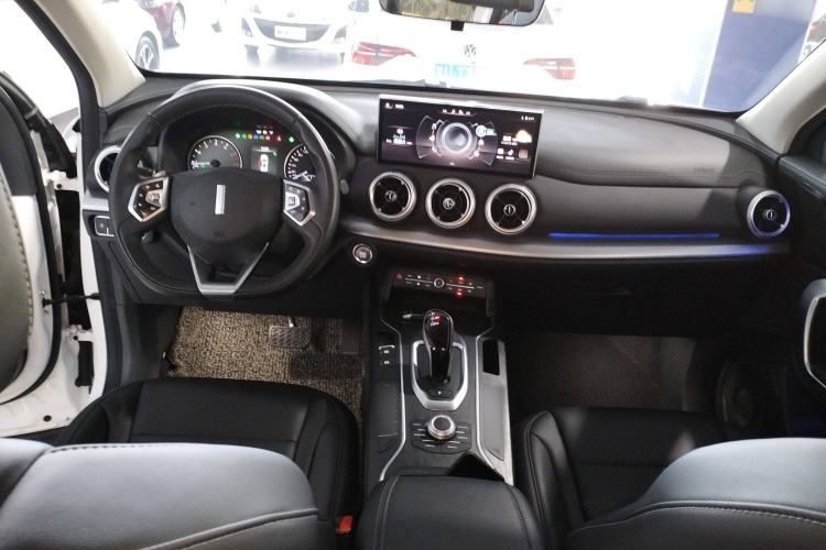 Used Wey VV5 2021 1.5T Two-Wheel Drive Color Pioneer Center Console