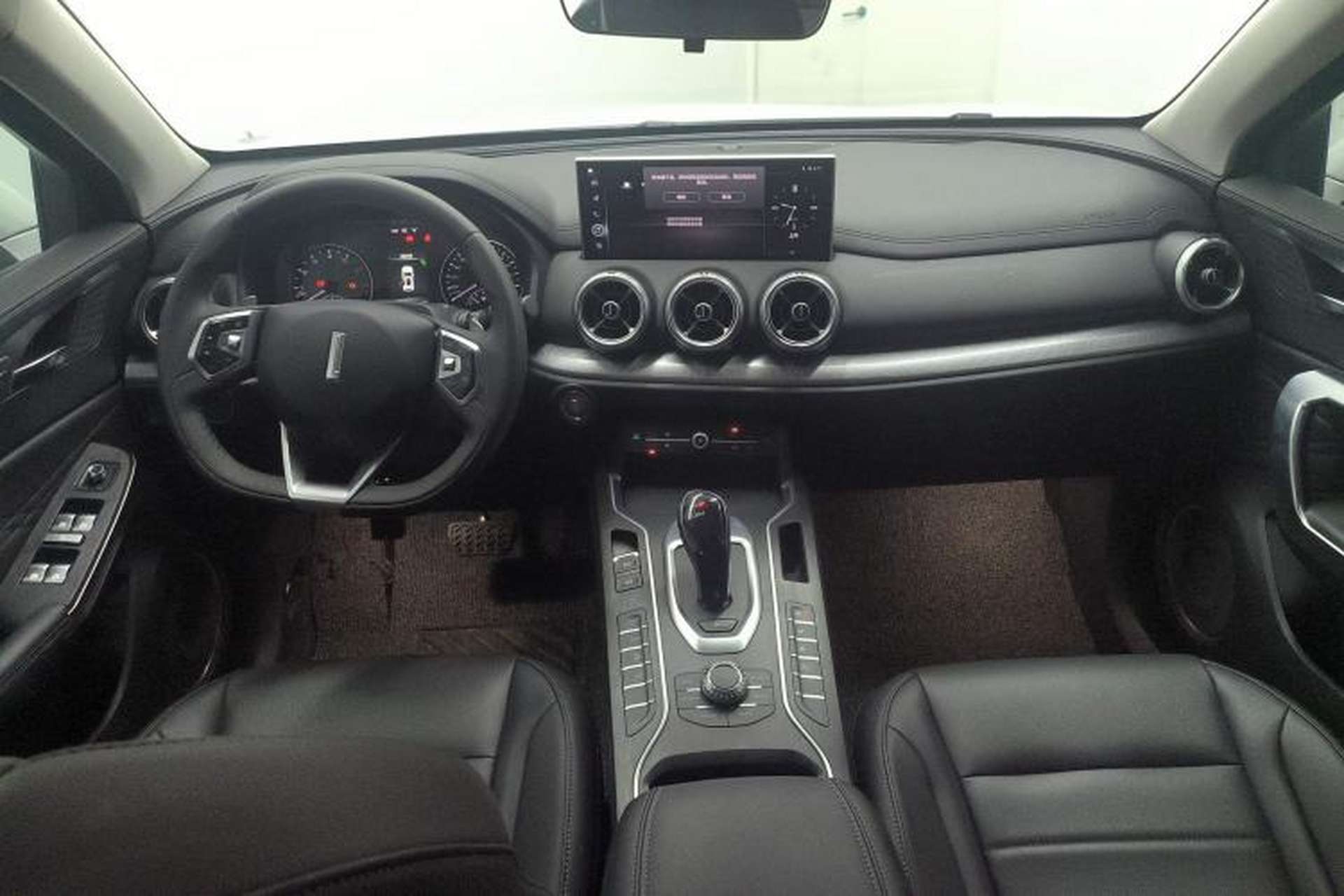 Used Wey VV5 2021 1.5T Two-Wheel Drive Color Pioneer Center Console