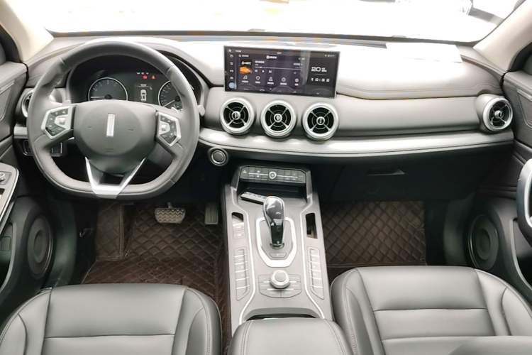 Used Wey VV5 2021 1.5T Two-Wheel Drive Color Pioneer Center Console