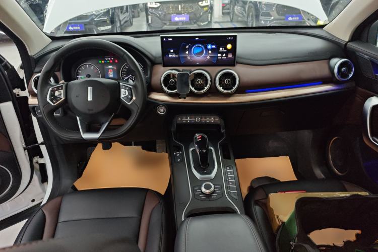 Used Wey VV5 2021 1.5T Two-Wheel Drive Color Pioneer Center Console