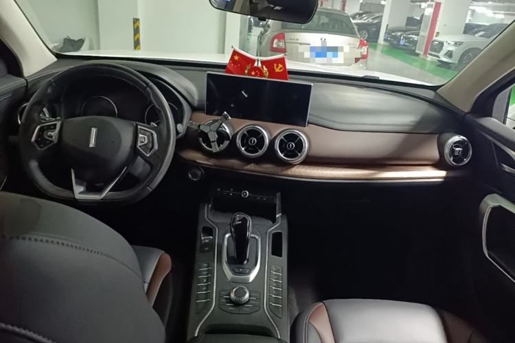 Used Wey VV5 2021 1.5T Two-Wheel Drive Color Pioneer Center Console