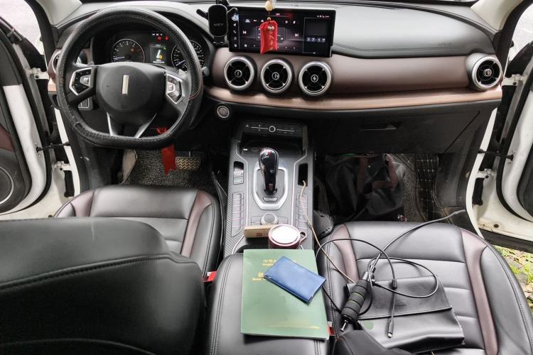 Used Wey VV5 2021 1.5T Two-Wheel Drive Color Pioneer Center Console