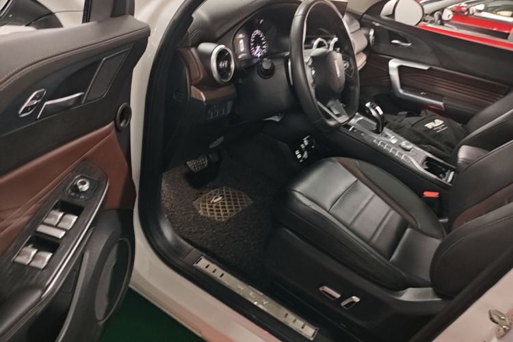 Used Wey VV5 2021 1.5T Two-Wheel Drive Color Pioneer Driver Seat