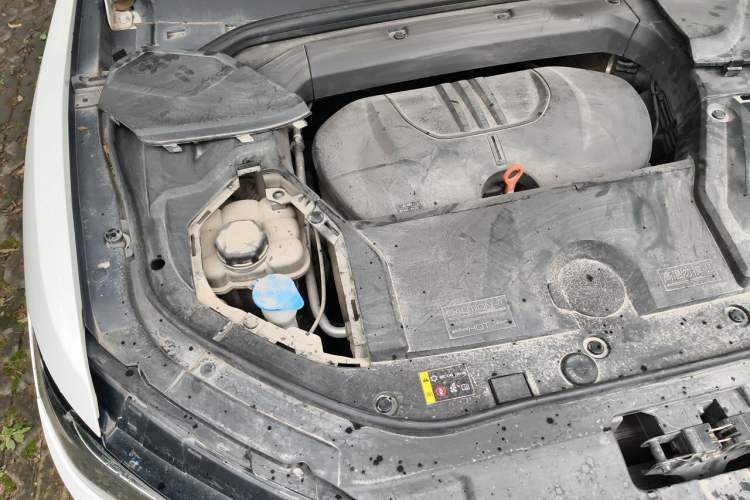 Used Wey VV5 2021 1.5T Two-Wheel Drive Color Pioneer Engine Bay Right
