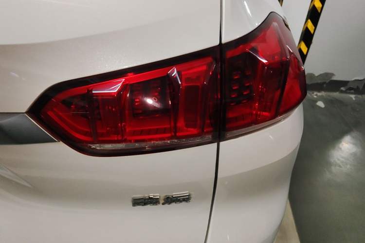 Used Wey VV5 2021 1.5T Two-Wheel Drive Color Pioneer Exterior 3