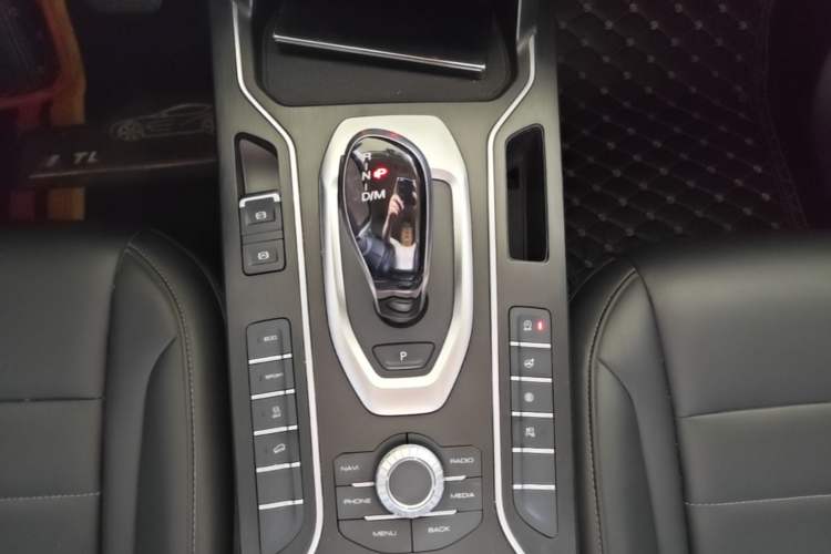 Used Wey VV5 2021 1.5T Two-Wheel Drive Color Pioneer Gear Lever