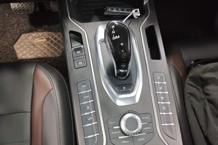 Used Wey VV5 2021 1.5T Two-Wheel Drive Color Pioneer Gear Lever