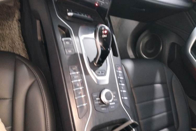 Used Wey VV5 2021 1.5T Two-Wheel Drive Color Pioneer Gear Lever