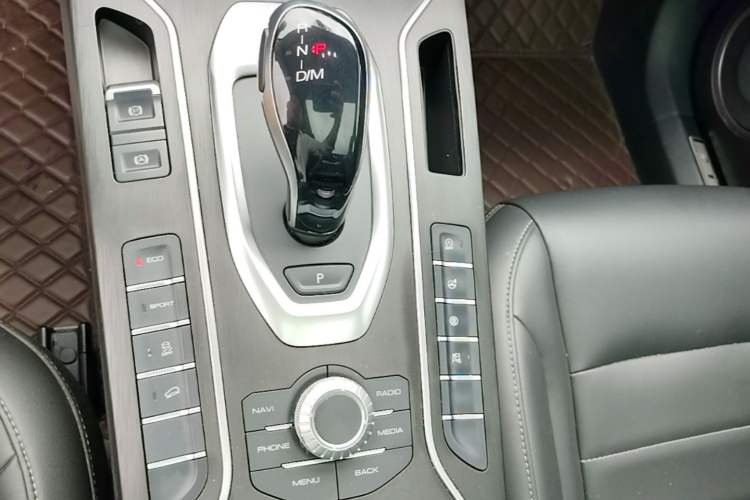 Used Wey VV5 2021 1.5T Two-Wheel Drive Color Pioneer Gear Lever