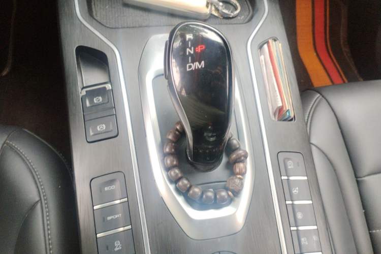 Used Wey VV5 2021 1.5T Two-Wheel Drive Color Pioneer Gear Lever