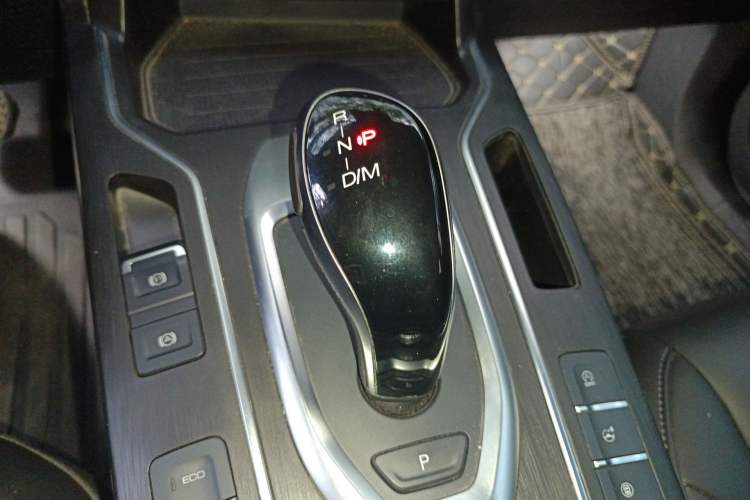 Used Wey VV5 2021 1.5T Two-Wheel Drive Color Pioneer Gear Lever