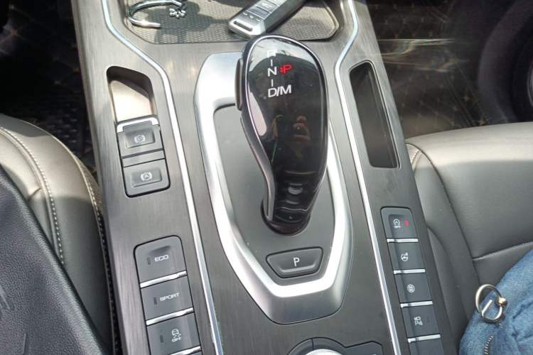 Used Wey VV5 2021 1.5T Two-Wheel Drive Color Pioneer Gear Lever