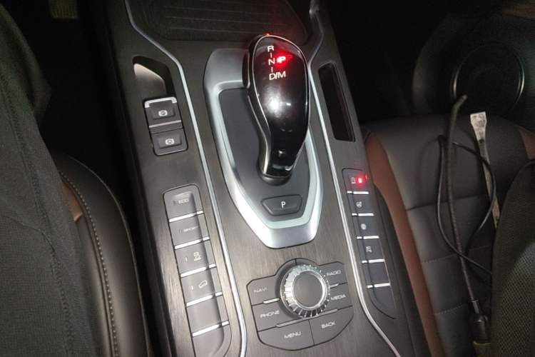 Used Wey VV5 2021 1.5T Two-Wheel Drive Color Pioneer Gear Lever