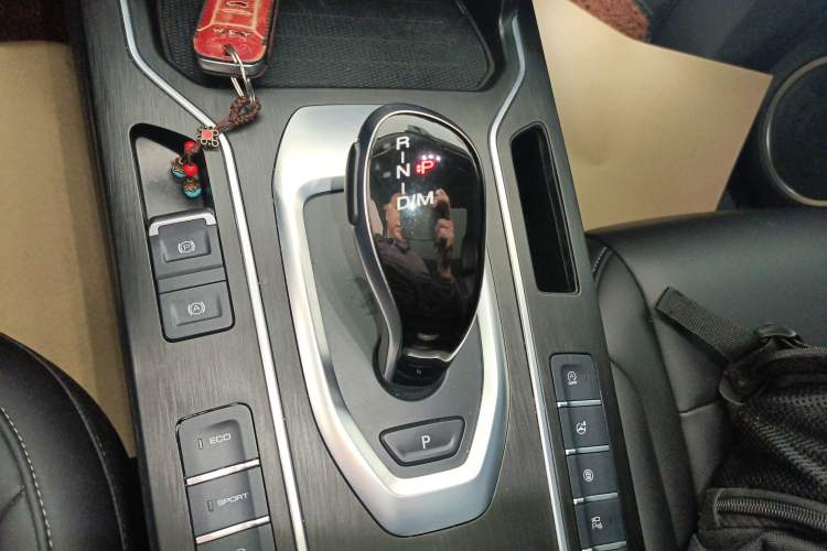 Used Wey VV5 2021 1.5T Two-Wheel Drive Color Pioneer Gear Lever