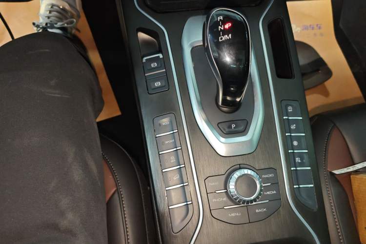 Used Wey VV5 2021 1.5T Two-Wheel Drive Color Pioneer Gear Lever