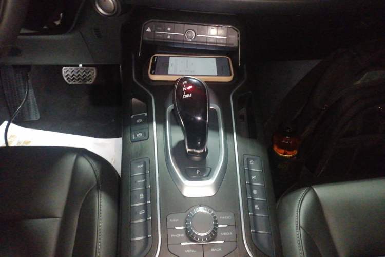 Used Wey VV5 2021 1.5T Two-Wheel Drive Color Pioneer Gear Lever