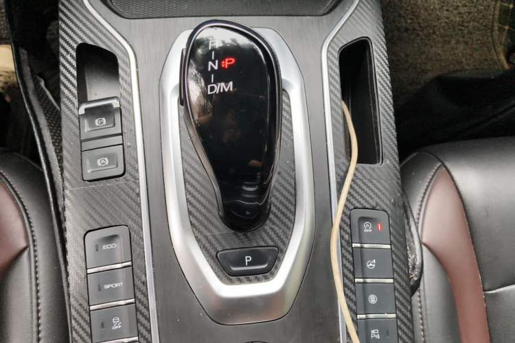 Used Wey VV5 2021 1.5T Two-Wheel Drive Color Pioneer Gear Lever