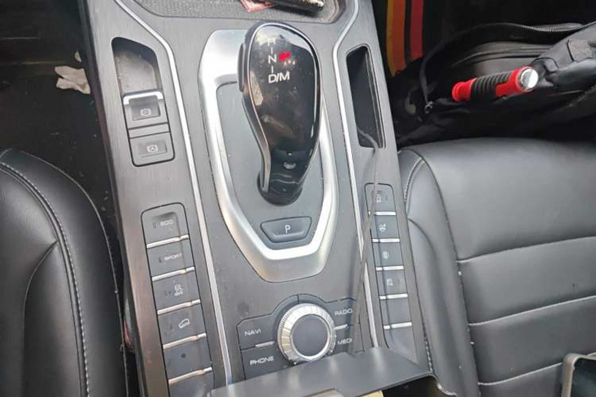 Used Wey VV5 2021 1.5T Two-Wheel Drive Color Pioneer Gear Lever