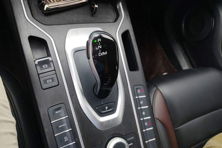 Used Wey VV5 2021 1.5T Two-Wheel Drive Color Pioneer Gear Lever