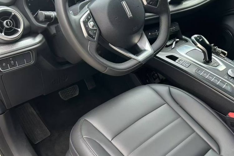 Used Wey VV5 2021 1.5T Two-Wheel Drive Color Pioneer Interior 2