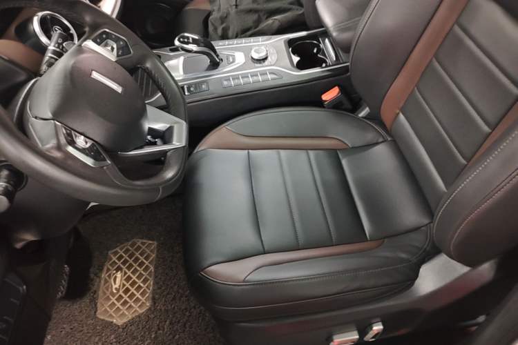 Used Wey VV5 2021 1.5T Two-Wheel Drive Color Pioneer Left Front Seat