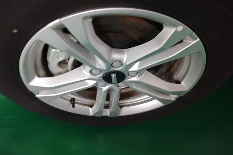 Used Wey VV5 2021 1.5T Two-Wheel Drive Color Pioneer Left Front Wheel Hub